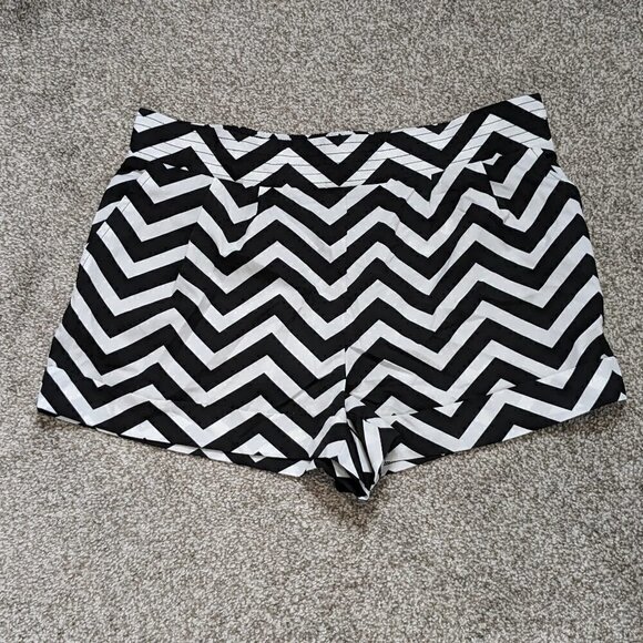 HeartSoul Pants - Women's "Heart Soul" Black & White Chevron Striped Athletic Shorts; Size L